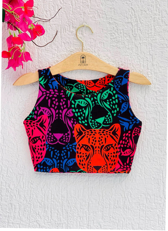 Cropped Aura Felinos Neon em uso - Estilo e Versatilidade
