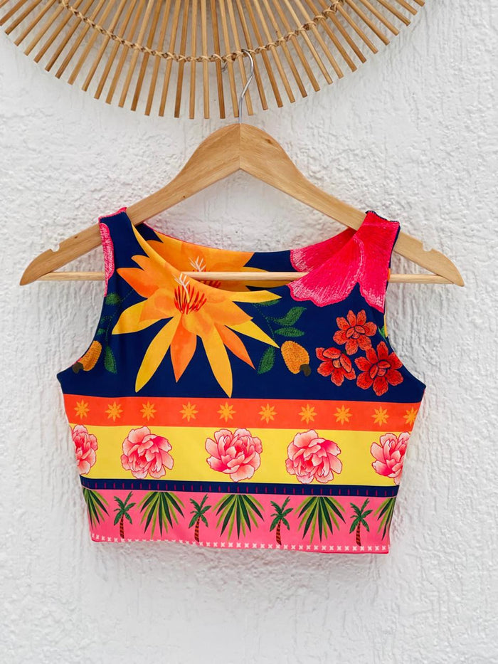 Cropped Aura Florais Radiantes em uso - Estilo e Versatilidade